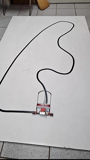 Line follower goes brrr #arduino #Robot #F1 #linefollower