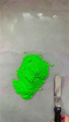 Lumi Green ✨💚 Meet the glow-up your palette didn’t know it needed. Lumi Green is bright, bold, and full of life—like fresh spring leaves catching the sun. It layers beautifully, pops on white paper, and brings instant energy to botanicals, abstracts, and playful details. If you love color that feels alive, this one’s for you. #brighterdaypigments #lumigreen #handmadewatercolors #watercolorpaint #watercolorartist #artistmade #artsupplies #shophandmade #supportsmallbusiness #colorinspo #colorjoy 