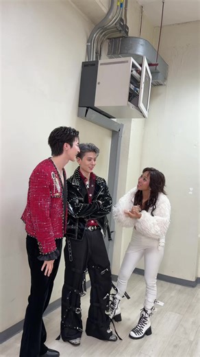 #KHUNPOL w/ พี่ ๆ Guest 👀💙 at PiXXiE Tales Concert BUS - So Blue OFFICIAL MUSIC VIDEO OUT NOW! 🔗: https://youtu.be/KLuCFhq3vNM MUSIC ON ALL STREAMING 🔗: https://becauseofyouishine.lnk.to/SoBlue #XXSIVK #BLUEPONGTIWAT #MILLI #BUS_SoBlue