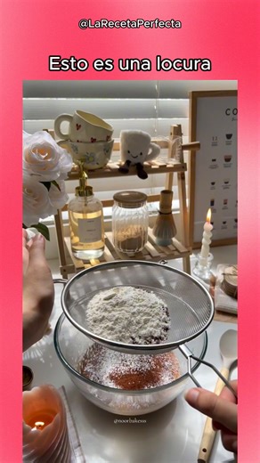 La Receta Perfecta on Instagram: "Ingredientes: Base de brownie - 180 g de azúcar extrafino - 2 huevos - 113 g de mantequilla dorada sin sal - 170 g de chocolate picado - 80 g de harina común - 3 cucharadas de cacao en polvo - 1/2 cucharadita de sal ☕️ Capa intermedia (bizcochos de soletilla + café) - Alrededor de 16 bizcochos de soletilla - 150 ml de café fuerte preparado, enfriado 🤍 Cobertura de crema de mascarpone - 225 ml de crema doble - 225 ml de mascarpone - 65 g de azúcar 🍫 Decoración 