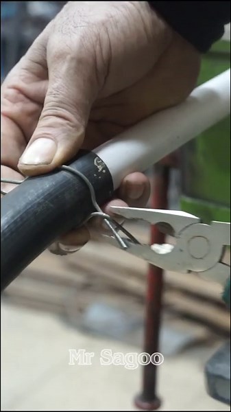 Be sure to remember this trick! How to securely clamp a hose without a clamp #shorts