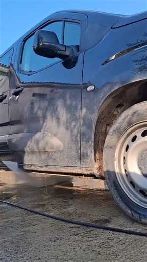 Auto Detail Pro ⚫️🟢 on Instagram: "Chaque lavage doit être adapté à l’état réel du véhicule. Dans ce cas précis, la carrosserie est fortement micro-rayée. L’objectif n’est donc pas de multiplier les étapes ou d’appliquer une méthode trop complexe, mais d’effectuer un lavage efficace, raisonné et cohérent avec l’état du support. J’utilise ici une approche volontairement simple : un gant et un seau. Cela permet de nettoyer le véhicule sans se prendre la tête inutilement, tout en respectant la log