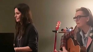 Watch Courteney Cox & Brandi Carlile Perform 'The Joke'