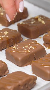 1.5M views · 11K reactions | Snickers Bites – creamy peanut butter fudge, crunchy peanuts, milk chocolate, and caramel drizzle. Recipe link in comments  | JoCooks | Facebook