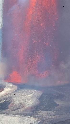 SOUND ON to hear it RAINING ROCKS!! footlong pieces of tephra and reticulate falling all over the place! they closed the lookouts, the national park, the airport and the highway DUE TO ROCKS RAINING FROM THE SKY! today was WILD! reminders that although we live on the most monitored volcano in the world it can still be dangerous!! still in awe over the entire day. my life feels like a movie sometimes.. did you get in to see the eruption or was the park closed?? #treehousechicks #episode41 #asmr #