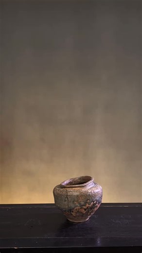 Akiko Family's Garden on Instagram: "Master the art of Chinese flower arrangement with this minimalist white lotus tutorial: create a serene sanctuary at home 🌸 Traditional Chinese floral design (Zhongshi Chahua) emphasizes harmony and purity. Materials used: white lotus (Nelumbo nucifera), green lotus pods, elegant porcelain vase, floral shears. This arrangement uses the principle of negative space (liu bai) to create a contemplative atmosphere with just a few intentional stems. Pro tip: Lotus