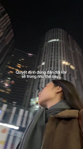 Mei Lan on Instagram: "Có những quyết định đúng đắn không đến cùng cảm giác hân hoan. Nó đến kèm nước mắt. Kèm những ngày chùn xuống. Kèm những khoảnh khắc bạn tự hỏi: “Mình có đang đi đúng hướng không?” Nhưng điều đó không làm nó sai đi. Nó chỉ cho thấy bạn đang bước vào một hành trình rất thật có thăng, có trầm, có lúc rất yên, có lúc rất mệt. Quyết định đúng đắn không hứa cho bạn niềm vui liền. Nó hứa cho bạn một cuộc đời rộng hơn. Một phiên bản của bạn tốt đẹp hơn của chính bạn Có ngày bạn c