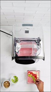 Refreshing, fruity, and downright delicious! What's your ultimate smoothie bowl flavor combo? Share your faves! 北 | Blendtec | Facebook