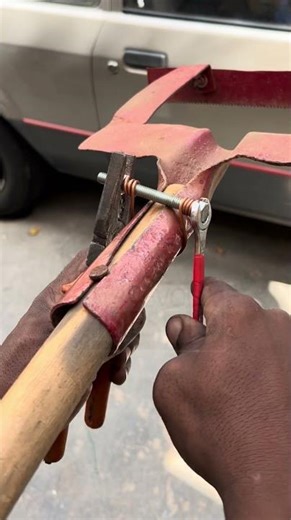 Truco con abrazadera para arreglar mango de pala #CaliDIYCO #FijaciónSegura #ReparaciónFácil
