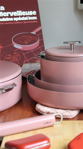 Zoé Vrignaud on Instagram: "Comment bien utiliser l’inox ? Si ça colle c’est juste que tu n’utilises pas correctement tes poêles et casseroles en inox 🫶🏻 Je t’explique : 1/ Il faut que tu chauffes suffisamment ta poêle à nu, et pour savoir si celle-ci est bien montée en température, tu peux faire le test de la goutte d’eau. Si l’eau s’évapore immédiatement, c’est que ce n’est pas assez chaud, au contraire si les gouttes perles, c’est que c’est bon ! 2/ Tu peux baisser légèrement ton feu et ajo