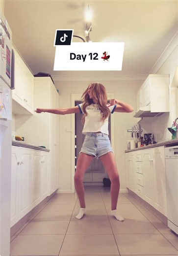 Let’s try that again 💃🏽 Day 12 of posting my new dance trend! Sick of me yet? 🤪 #2016vibes #closer #chainsmokers #dancetrend #trendingnow