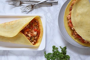 Crêpes salados rellenos de pollo y verduras: receta saludable