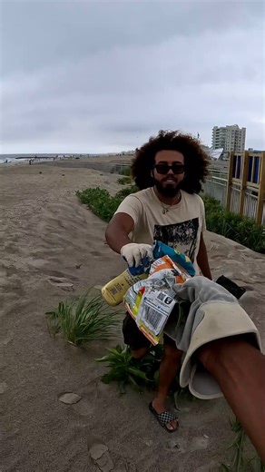 ♻️ Beach clean-up time! ♻️ Quest and Paul (@ Stop_playinwithem) are sharing why cleaning up your local beach can make a big difference in the long run. #SharkWeek starts tomorrow at 8p on #Discovery. #DiscoveryCollab | Shark Week