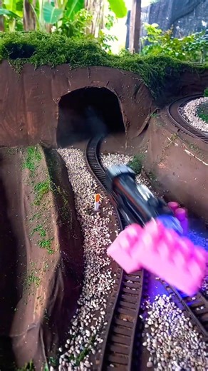 Miniature Train vs tembok pink