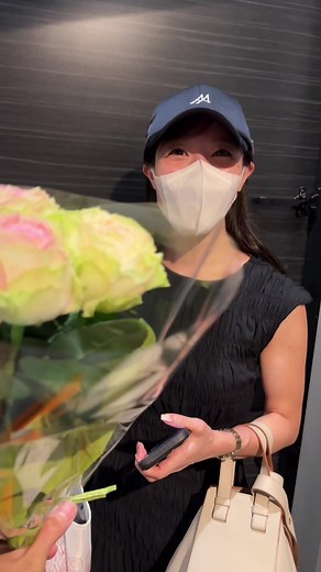 結婚記念日のサプライズケーキとバラ