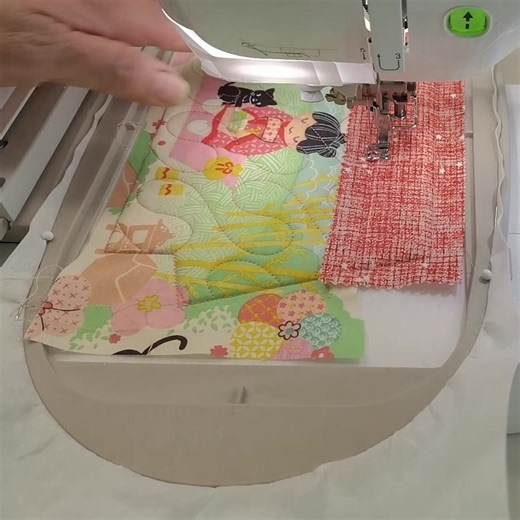 Stitch a sleek, striped purse that looks store-bought, but was made by you. ✔️ In-the-Hoop (ITH) purse design with the zipper added right in the hoop 🧵 ✔️ Fits 5×7, 6×10 & 7×12 hoops ✔️ Fully lined with no raw seams makes a professional finish without fuss ✔️ Detailed written instructions and video tutorial 👉 Create your own chic purse today! | Sweet Pea Machine Embroidery