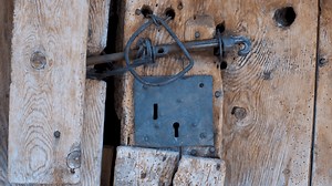 How to Lock a Door Without a Lock: 5 Popular Expert Ways