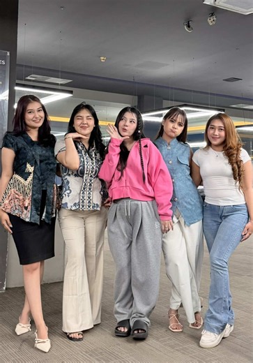 Asupan pagi Cahyaniryn dan teman