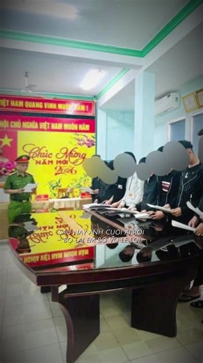 🚨Công an phường Nghĩa Lộ: Tống đạt quyết định khởi tố 13 bị can trong vụ gây rối trật tự công cộng 📢 Ngày 18/5/2026, Công an phường Nghĩa Lộ đã tiến hành tống đạt quyết định khởi tố đến các đối tượng liên quan, chính thức thông tin rộng rãi về vụ việc. 📅 Theo đó, ngày 15/5/2026, Cơ quan Cảnh sát điều tra Công an tỉnh Quảng Ngãi đã ra Quyết định khởi tố bị can đối với 13 đối tượng liên quan đến vụ gây rối trật tự công cộng xảy ra trên địa bàn phường Nghĩa Lộ. ⏳ Trước đó, ngày 16/4/2026, Cơ qua