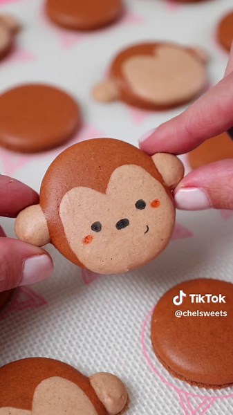 I’m still not over these monkey macs!!! 🐵🌿 They’re made with my French macaron recipe & filled with cream cheese frosting & homemade caramel😋 #monkey #macarons