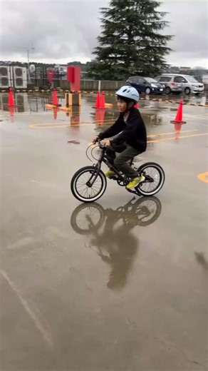 はじめて自転車買うならブンブンバイク on Instagram: "【目指せ3000人！ブンブンキッズプロジェクト！】 ブンブンバイクによる「はじめての親子自転車教室」を開催させていただきました！目指せ3000人！ ※ 乗れるようになった子全員を掲載しているわけではございません。掲載承認をいただいたお子様のみ掲載しています。 ———————————— 【親子はじめての自転車教室詳細】 ■■イベント概要■■ お子さまが自転車に乗れるように上達するだけでなく、 どのように教えればいいのかわかる親子参加型の自転車教室です！ ■■イベント詳細■■ 日本各地で開催させていただきております！ 詳しくはこちらをご覧ください。 https://voomvoombikes.jp/event/ ———————————— #ブンブンバイク #自転車練習方法 #自転車教え方 #自転車乗り方 #補助輪はずし"