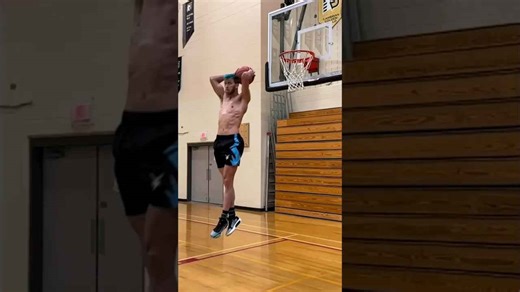 Insane no look back dunk!