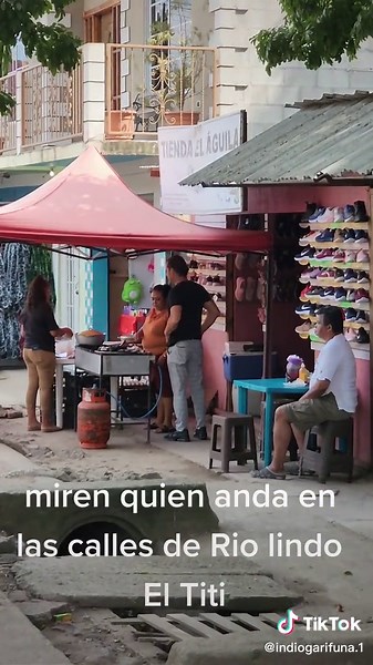 El Titi en las calles de Rio Lindo - Explorando la ciudad con Titi Boba