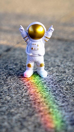 Everybody loves a rainbow! This triangular prism set lets you add them and refracted blurs on demand. Add some creativity to your next project!#neewer #Triangular #prismacolor #prisma #refraction #rainbow #photography #creativephotography