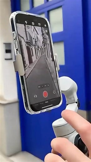 Dolly Zoom on a Phone? Here’s How 🤯 | Insta360 Flow 2 Pro | Phone Gimbal