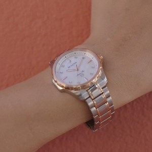 174 reactions | ¡8 espectaculares diamantes decoran la hermosa carátula realizada en Madre Perla de este reloj de nuestra colección Marine Star! Cuenta con un estilo lleno de elegancia con detalles en tono dorado, resistencia al agua de 100m y un diseño único para lucir perfecta en cada ocasión. ⌚️ 98P227 > https://bit.ly/3U0lajU #RelojesParaDama #Bulova #BulovaMarineStar #MarineStar #Watches #Reloj #Relojeria | Bulova | Facebook