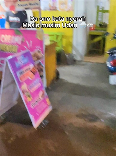 Hujan adalah Rahmat, tetap semangat😁... Monggo Es nya Kaka🤤 #fyp #esteler #kulinerviral #kulinersidoarjo #dimsum