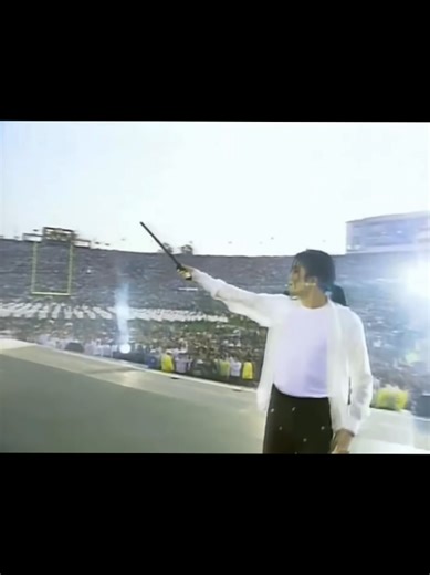 Bro really stood still for 2 minutes and owned 100 million people. Legendary! ____________ #michaeljackson #superbowl #nfl #superbowl1993 @nfl