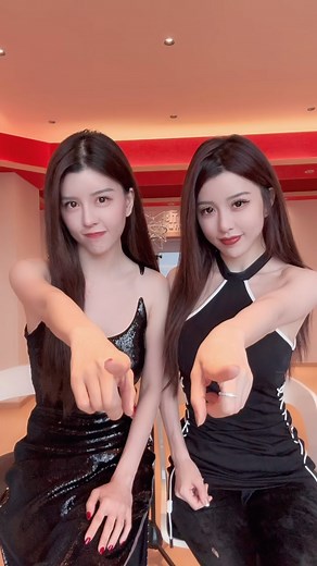 BY2｜YUMI孫雨 on Instagram: "就這樣愛你愛你愛你 隨時都要一起 我喜歡愛你外套味道 還有你的懷裡🥰 @by2team #by2 #twins"