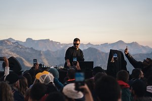 🎧 Un cadre unique, un son puissant, un show au sommet ! ⛰ Avec un public chauffé à blanc par Romain Garcia, NTO a enflammé le Pic du Midi ! 😍 Un moment d'exception à revivre ici sans modération ! Et si vous souhaitez vivre l'expérience d'un concert à presque 3000m d'altitude, il reste quelques places pour les prochains concerts 👇 | N'PY Nouvelles Pyrénées