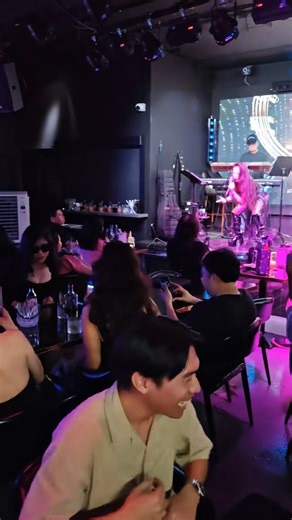 Singapore’s nightlife is really vibrant. Even the small bars are completely packed, with tables spilling outside. It’s a great place to unwind, release the day’s stress, and reset your mood. | Singapore Nightlife