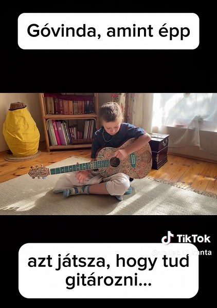 Mindenki így kezdi valahogy, nem? Fő a lelkesedés! ( Nameg a szorgalom…) #gitár #tanulás #guitar #gyerekkelazélet