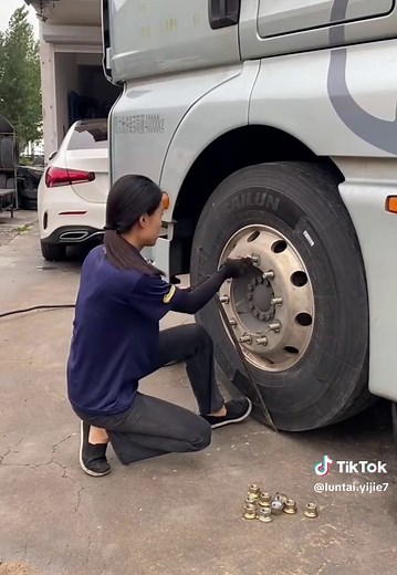 After changing the tires to balance, after balancing, the tires are on.#siguemeparamascontenido #tegnologia #tools #car ##technology