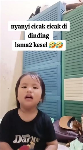 Singing lizard lizard on the wall until you get tired wkwkwkk