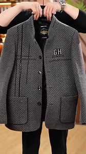 🧥 60% DE RÉDUCTION MAINTENANT ! Manteau d'hiver chaud et décontracté pour homme. Confort, style et protection contre le vent et le froid, le tout dans un design moderne et fonctionnel. ❄️ Isolation polaire haute chaleur – Doublure polaire épaisse pour un confort optimal par temps froid. 🔥 Coupe moderne et flatteuse – Silhouette actuelle qui s'adapte à toutes les morphologies, pour un look urbain et soigné. 🌬️ Protection contre le vent et le froid – Tissu extérieur coupe-vent pour rester au ch