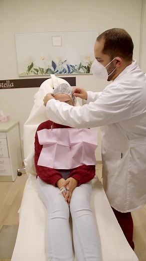 El Dr. Camacho cuenta con una amplia formación y experiencia en la especialidad. Además, el Dr. Camacho es un médico comprometido con la salud y el bienestar de sus pacientes, siempre buscando los tratamientos más efectivos y seguros para cada uno de ellos. Su trato cercano y personalizado hace que sus pacientes se sientan cómodos y seguros en todo momento. En la Clínica Stella, el Dr. Camacho ofrece una amplia gama de tratamientos estéticos, desde rejuvenecimiento facial y corporal hasta técnic