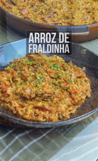Siga o —> @thigas arroz de fraldinha * INGREDIENTES: 200g de bacon 1Kg de fraldinha 2 cebolas 5 dentes de alho 1 pimentao verde 1/2 xicara de molho ingles 1 colher de sopa de páprica defumada Sal e pimenta do reino 3 tomates 3 folhas de louro Água 11/2 xícara de arroz 200g de queijo parmesão Cheiro verde a gosto