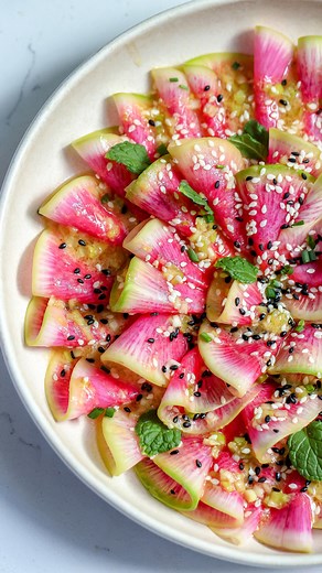 Watermelon Radish Salad & Miso Scallion Vinaigrette 👌🏻 I’ll admit…what drew me to watermelon radish was the color BUT I love the taste now, especially paired with this vinaigrette…they’re a bit sweeter and less spicy than regular radishes… Ingredients: •2 watermelon radishes (thinly sliced with a mandoline or potato peeler so they fold easy). •1 tbsp white miso. •2 tsp maple syrup. •grated ginger to taste. •2 scallions (light green and white part, finely chopped, save the green for topping). •