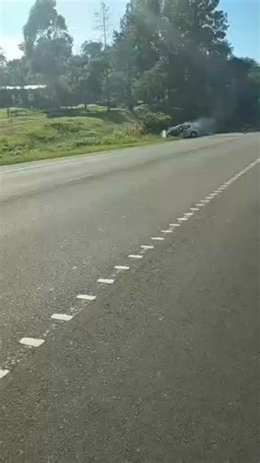 Siniestro vial en Cerro Azul Un grave accidente ocurrió esta mañana en la Ruta Nacional N°14, kilómetro 834, en Cerro Azul, Misiones. Un camión VOLVO blanco con semiremolque que transportaba Soda Cáustica líquida colisionó con un vehículo Peugeot 207. El camión, conducido por Z. MARCELO (33) y acompañado por V. MARCELO (27), circulaba en sentido Cerro Azul-Alem, mientras que el Peugeot 207, conducido por B. DARIO FERNANDO, lo hacía en sentido contrario. Ambos conductores resultaron lesionados. E