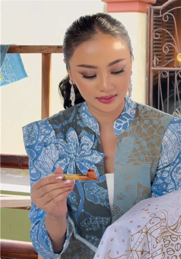 no matter how far the world take us, culture always bring us back home💙 📍Batik Rezti Jember