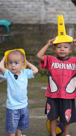 Naga Gebot siap main bola voli