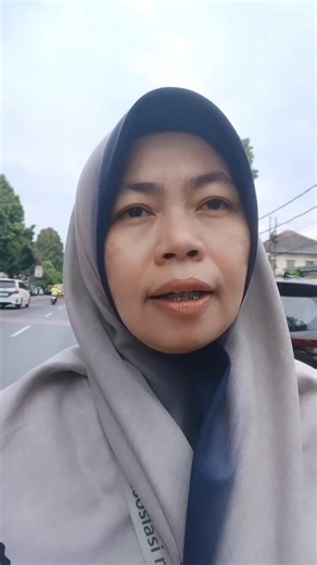 Apriana Mahdan on Instagram: "Kali ini ku menghuruhara di kantor pos! 😅 Kalo ga gegara kudu kirim berkas, ndak dah ku kantor pos, tumben juga langsung ngirim sendiri, biasanya sewa ajudan 😅 Ingenya dulu ps awal awal kuliah suka miRC an di kantor pos yg dideket epic, anak 90an pasti tau dah , jebot sekali kan wkkk Jadi duhai genz, sebelum ada jne J&T express, tiki gosend, grab express, lion parcel, dll sudah ada pelayanan jasa ekspedisi pengiriman bernama PT POS Indonesia yg umurnya udah kayak