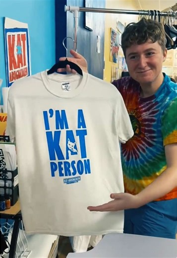 This weekend, our first group of volunteers learned how to screen print! None of them had ever done something like this before, but by the end of the training, they were excited to make more. So what are you waiting for? Drop off any t-shirt at our office before March 9 and we’ll turn it into campaign merch for you :) #screenprinter #screenprint #foryoupage #fyp #woketok