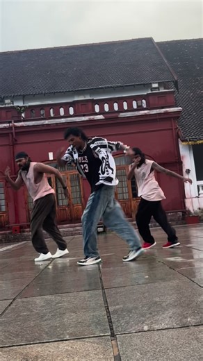 D Lockerz | Nee Mutham Ondru Koduthal..🥰❤️ #pokkiri #thalapathy #ilayathalapathy #asin #prabhudeva #dancer #dancemusic #dancevideo #danceclass... | Instagram