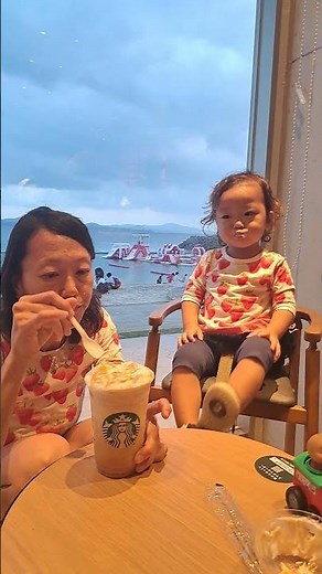 フラペチーノのホイップとキャラメルソースとはちみつをぱくぱく食べる1才９ヶ月赤ちゃん👶スターバックスあけみお店🌸21世紀の森ビーチ🎵