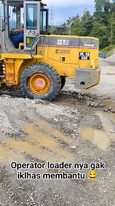 682 reactions · 31 comments | Operator loader terlihat kurang ikhlas membantu meratakan lokasi ini, mungkin karena merasa beban kerja tidak sebanding dengan kapasitas loader yang digunakan #vod #loaderkecil #jangkauanluas #fypviral | Risal Lumbantoruan | Facebook